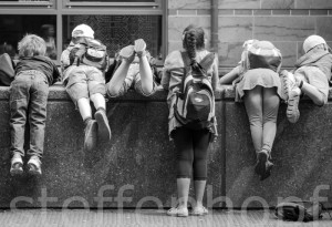 Kids - Kinder auf einer Mauer © Steffen Hopf