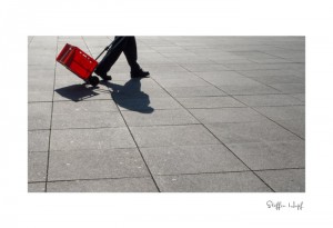 Schattenbild - Mann mit roter Kiste (©steffenhopf)
