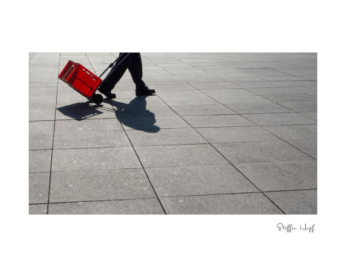 Schattenbild - Mann mit roter Kiste (©steffenhopf)