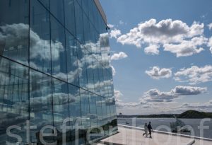 Oslo - Opernhaus Dach, Spiegelung mit Wolkenspiel