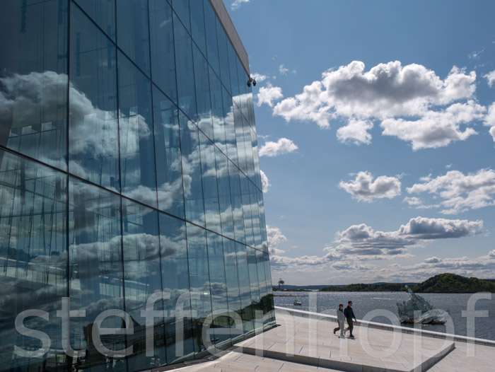 Oslo - Opernhaus Dach, Spiegelung mit Wolkenspiel
