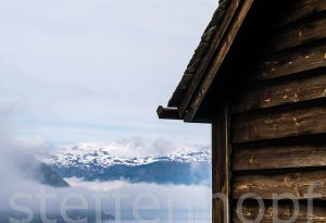 Holzhütte oberhalb Kinsarvik